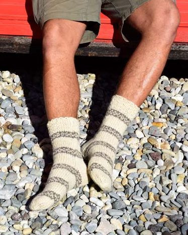 Handgestrickte MilaWool Herrenwollsocke „IDUN“ aus naturbelassener Schafswolle, modern nordisches Design in warmen Naturtönen gestreift mit Struktur.