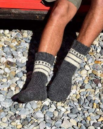 Handgestrickte MilaWool Herrenwollsocke „LOKI“ aus naturbelassener Schafswolle, modern nordisches Design in warmen Naturtönen gestreift mit Struktur.