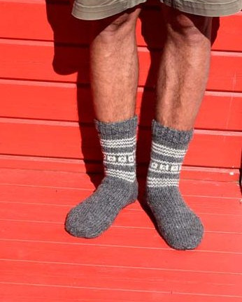 Handgestrickte MilaWool Herrenwollsocke „BALDUR“ aus naturbelassener Schafswolle, modern nordisches Design in warmen Naturtönen gestreift mit Struktur.