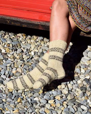 Handgestrickte MilaWool Damenwollsocke „IDUN“ aus naturbelassener Schafswolle, modern nordisches Design in warmen Naturtönen gestreift mit Struktur.