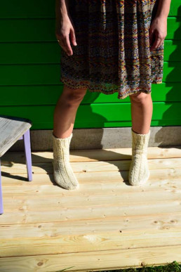 Handgestrickte MilaWool Damenwollsocke &bdquo;FRIGGA&ldquo; aus naturbelassener Schafswolle, modern nordisches Design in warmen Naturt&ouml;nen.