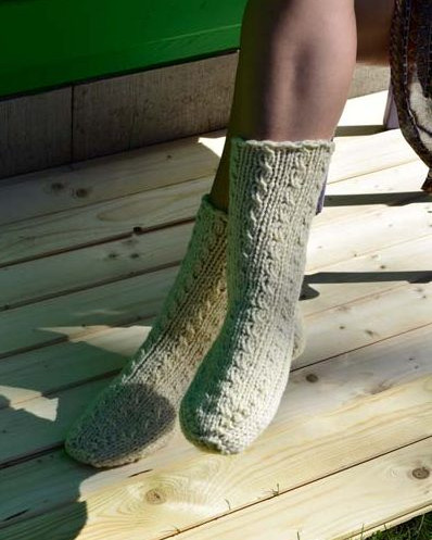 Handgestrickte MilaWool Damenwollsocke „HEL“ aus naturbelassener Schafswolle, modern nordisches Design in warmen Naturtönen.