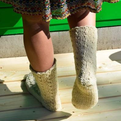 Handgestrickte MilaWool Damenwollsocke &bdquo;HEL&ldquo; aus naturbelassener Schafswolle, modern nordisches Design in warmen Naturt&ouml;nen.