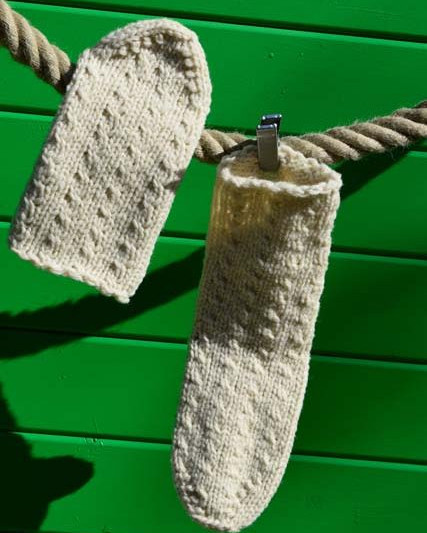 Handgestrickte MilaWool Wollsocke „HEL“ aus naturbelassener Schafswolle, modern nordisches Design in warmen Naturtönen.